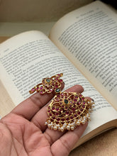 Load image into Gallery viewer, Vintage style pendant with cut stones
