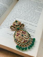 Load image into Gallery viewer, Vintage style pendant with cut stones
