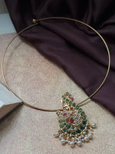 Load image into Gallery viewer, Vintage style pendant with cut stones
