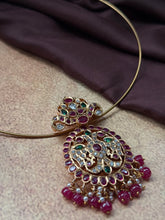 Load image into Gallery viewer, Vintage style pendant with cut stones
