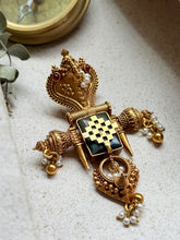 Load image into Gallery viewer, Vintage statement pendant with hasli
