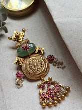 Load image into Gallery viewer, Vintage statement pendant with hasli

