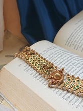 Load image into Gallery viewer, Vintage style statement choker
