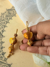 Load image into Gallery viewer, Vintage style statement earrings in sliver 925 in gold polish
