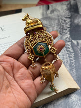 Load image into Gallery viewer, Gold polished, vintage style pendant in silver 925

