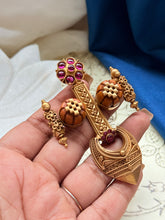 Load image into Gallery viewer, Vintage style statement pendant
