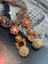 Load image into Gallery viewer, Vintage style (925 silver) earrings in gold polish
