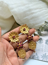Load image into Gallery viewer, Vintage style statement earrings
