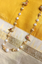 Load image into Gallery viewer, Pearls  &amp; birds necklace in gold tone
