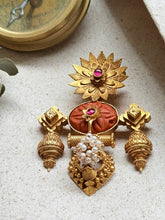 Load image into Gallery viewer, Vintage statement pendant with hasli
