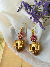 Load image into Gallery viewer, Vintage style statement earrings in sliver 925 in gold polish
