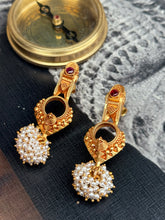 Load image into Gallery viewer, Vintage style (925 silver) earrings in gold polish
