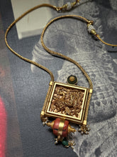 Load image into Gallery viewer, Vintage style pendant necklace
