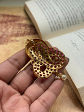 Load image into Gallery viewer, Vintage style pendant with cut stones

