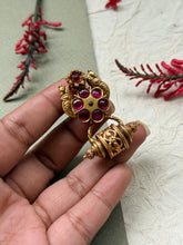 Load image into Gallery viewer, Gold polished, vintage style pendant in silver 925
