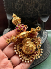 Load image into Gallery viewer, Vintage statement pendant with hasli
