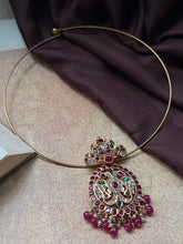 Load image into Gallery viewer, Vintage style pendant with cut stones
