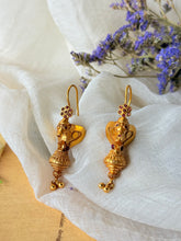 Load image into Gallery viewer, Vintage style statement earrings in sliver 925 in gold polish
