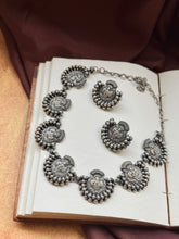 Load image into Gallery viewer, Nagru necklace set in oxidised silver 925
