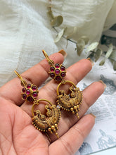 Load image into Gallery viewer, Vintage statement earrings
