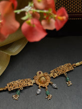 Load image into Gallery viewer, Statement vintage style choker necklace

