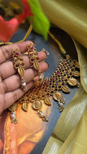 Load image into Gallery viewer, Statement vintage style kundan necklace set
