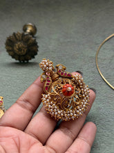 Load image into Gallery viewer, Vintage style pendant with earrings
