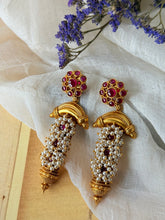 Load image into Gallery viewer, Vintage style statement earrings in sliver 925 in gold polish
