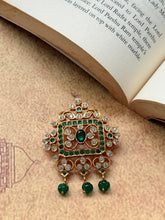 Load image into Gallery viewer, Vintage style pendant with cut stones

