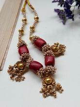 Load image into Gallery viewer, Pearl necklace handcrafted in silver 92.5 and gold polish
