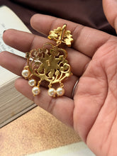 Load image into Gallery viewer, Vintage style pendant with cut stones
