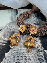 Load image into Gallery viewer, Vintage style (925 silver) earrings in gold polish
