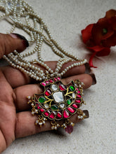 Load image into Gallery viewer, Pearl bunch necklace
