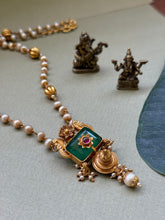 Load image into Gallery viewer, Vintage style pendant with pearl chain
