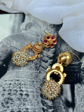 Load image into Gallery viewer, Vintage style (925 silver) earrings in gold polish
