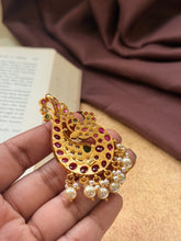 Load image into Gallery viewer, Vintage style pendant with cut stones
