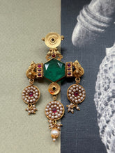 Load image into Gallery viewer, Gold polished, vintage style pendant in silver 925
