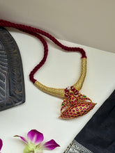 Load image into Gallery viewer, Kundan choker with thread work
