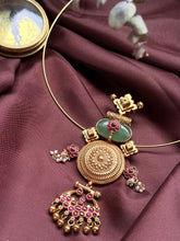 Load image into Gallery viewer, Vintage statement pendant with hasli
