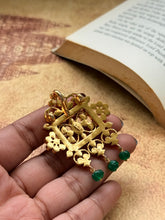 Load image into Gallery viewer, Vintage style pendant with cut stones

