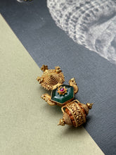 Load image into Gallery viewer, Gold polished, vintage style pendant in silver 925
