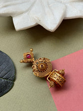 Load image into Gallery viewer, Gold polished, vintage style pendant in silver 925
