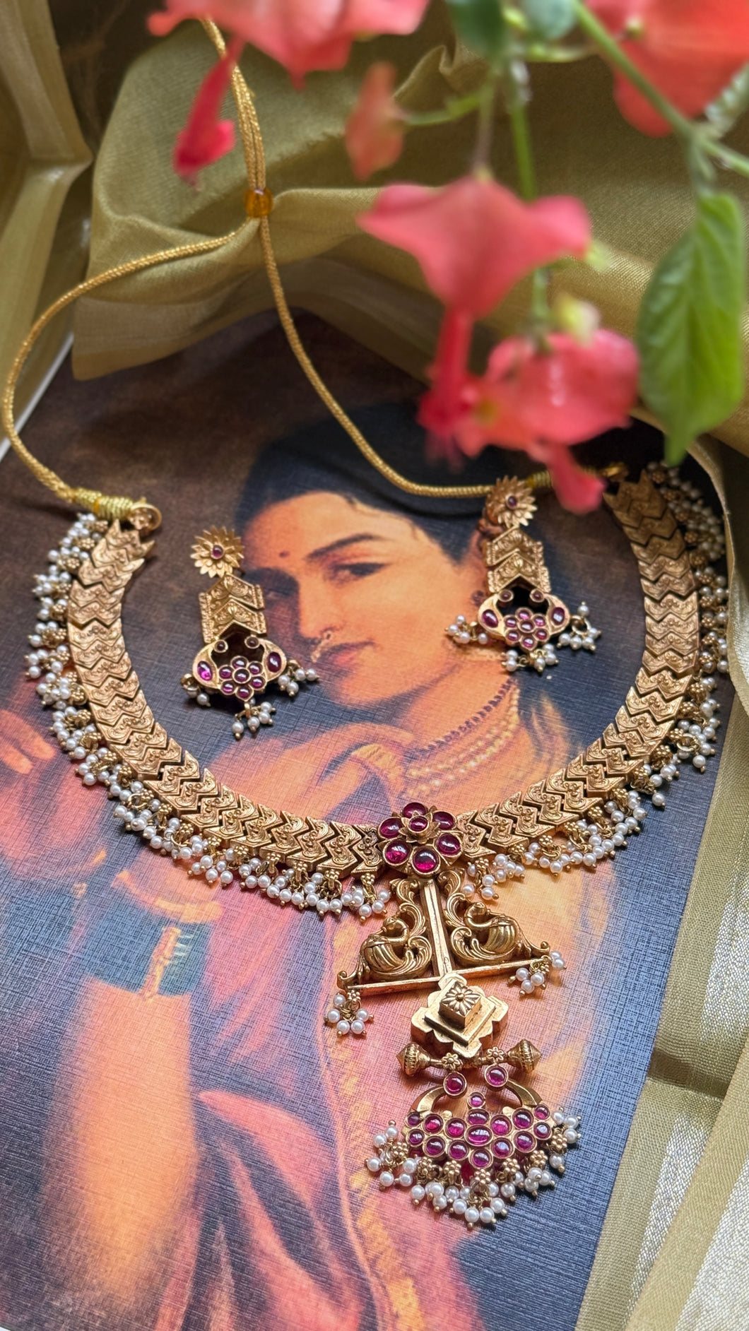 Statement vintage style necklace set