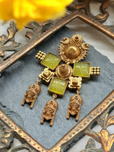 Load image into Gallery viewer, Statement vintage 925 gold polish pendant
