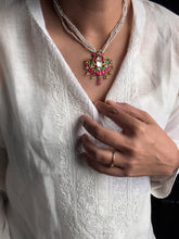 Load image into Gallery viewer, Pearl bunch necklace
