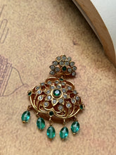Load image into Gallery viewer, Vintage style pendant with cut stones
