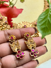 Load image into Gallery viewer, Statement vintage style kundan necklace set
