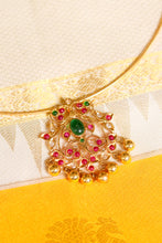 Load image into Gallery viewer, Kundan pendant with hasli
