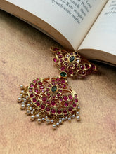 Load image into Gallery viewer, Vintage style pendant with cut stones
