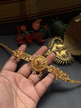 Load image into Gallery viewer, Statement vintage style choker necklace
